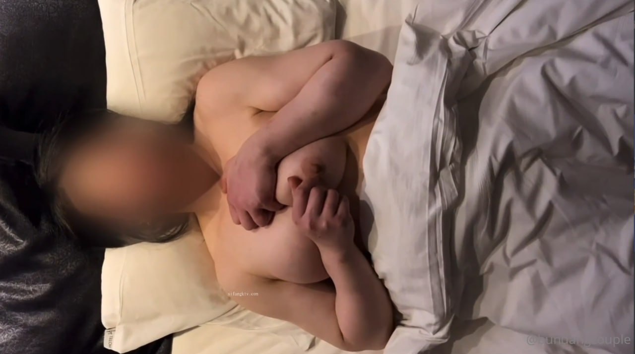 开车别玩手机_啪啪第一场学妹干起来好舒服啊，先抽烟谈好价格，谈好就开始脱裤子